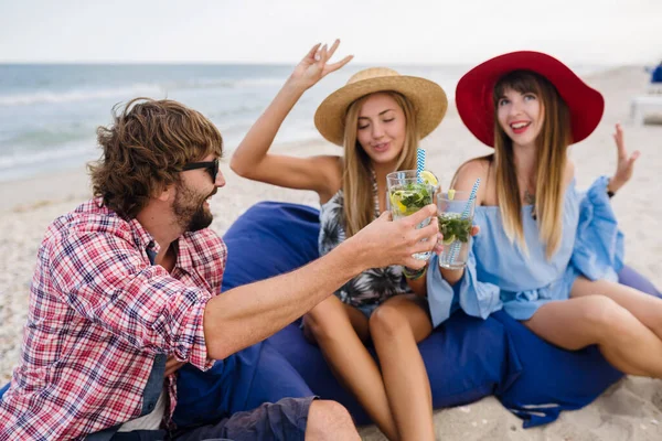 Junge Hipster Gesellschaft Von Freunden Urlaub Strandcafé Trinkt Mojito Cocktail — Stockfoto