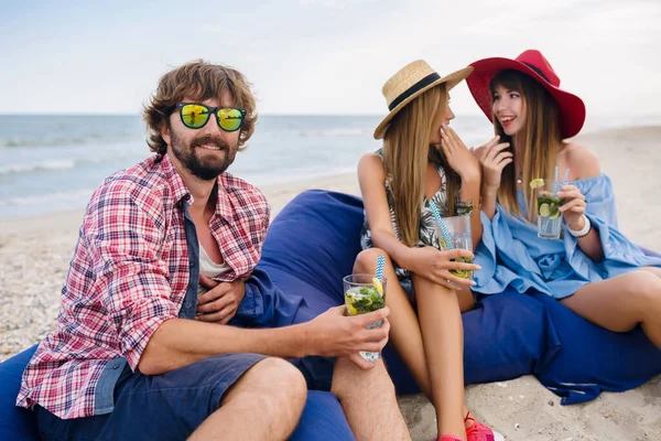 Junge Hipster Gesellschaft Von Freunden Urlaub Strandcafé Trinkt Mojito Cocktail — Stockfoto