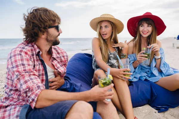 Genç Hipster Arkadaşları Plaj Kafede Tatil Yapıyor Mojito Kokteyli Içiyor — Stok fotoğraf