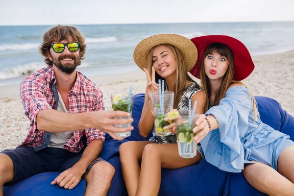 Genç Hipster Arkadaşları Plaj Kafede Tatil Yapıyor Mojito Kokteyli Içiyor — Stok fotoğraf