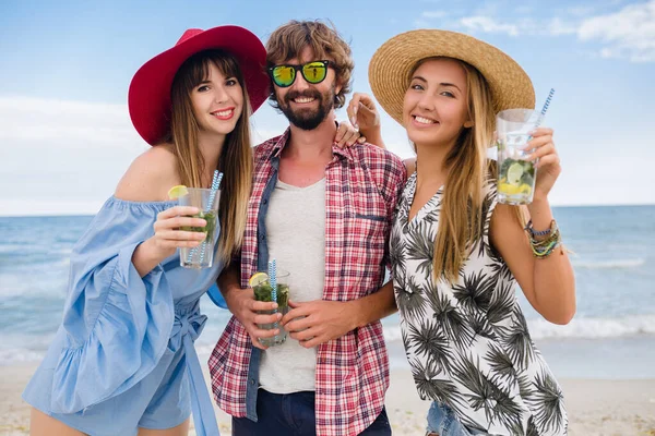 Junge Hipster Gesellschaft Von Freunden Urlaub Strand Trinkt Mojito Cocktail — Stockfoto