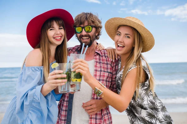 Junge Hipster Gesellschaft Von Freunden Urlaub Strand Trinkt Mojito Cocktail — Stockfoto