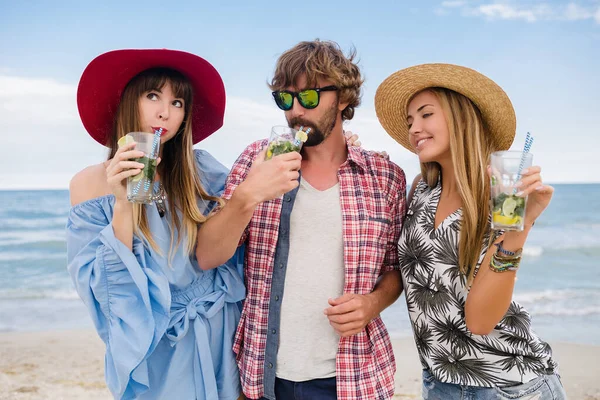 Genç Hipster Arkadaşlarıyla Sahilde Tatil Yapıyor Mojito Içiyor Mutlu Pozitif — Stok fotoğraf