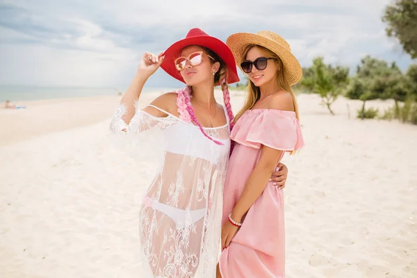 Dos Hermosa Mujer Con Estilo Playa Vacaciones Estilo Verano Tendencia — Foto de Stock