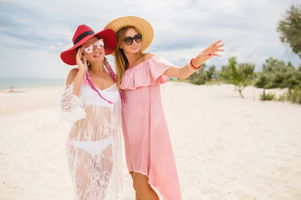 Dvě Krásné Stylové Ženy Pláži Dovolené Letní Styl Módní Trend — Stock fotografie