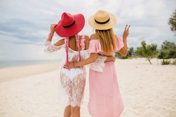 Pohled Zezadu Dvě Krásné Stylové Ženy Pláži Dovolené Letní Styl — Stock fotografie