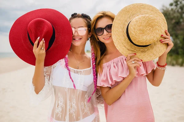 Zwei Schöne Stilvolle Frau Strand Urlaub Sommer Stil Modetrend Lächelnd — Stockfoto