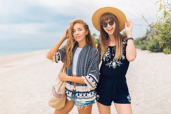 해변에서 휴가를 보내는 여성들 스타일 친구들 액세서리 긍정적 선글라스 — 스톡 사진