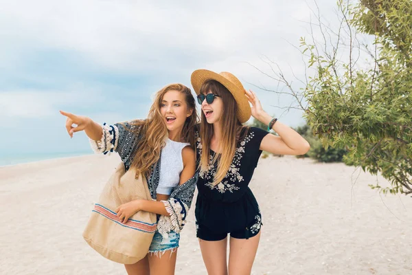 Stilvolle Hübsche Frauen Sommerurlaub Tropischen Strand Bohème Stil Freunde Zusammen — Stockfoto