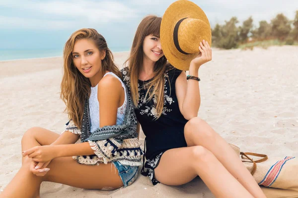 Jóvenes Mujeres Hipster Hermosas Vacaciones Playa Tropical Elegante Traje Verano — Foto de Stock