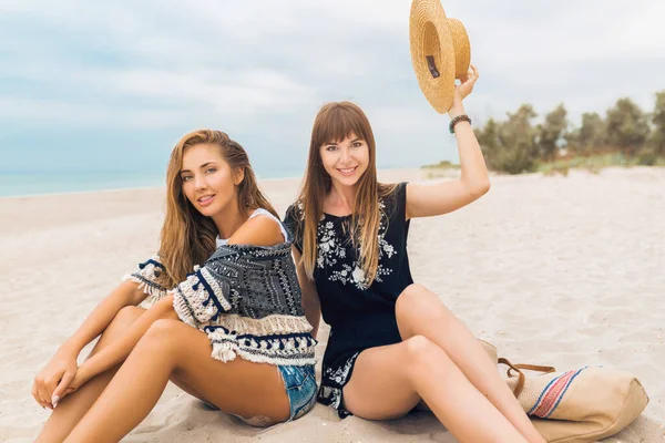 Jóvenes Mujeres Hipster Hermosas Vacaciones Playa Tropical Elegante Traje Verano — Foto de Stock