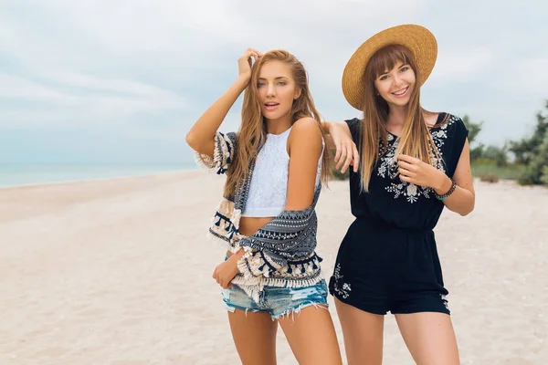 Femei Atractive Elegante Vacanța Vară Plaja Tropicală Stil Boem Prieteni — Fotografie, imagine de stoc