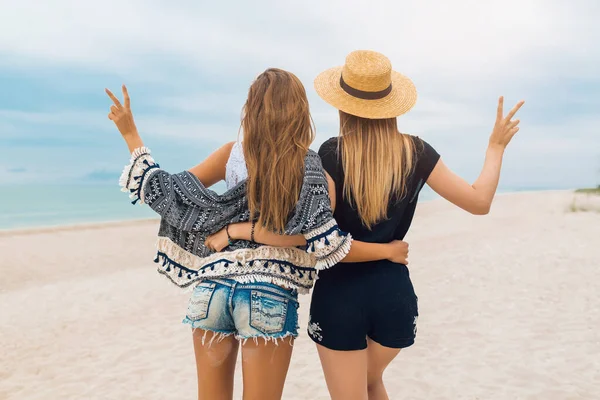 Jóvenes Hipster Hermosas Mujeres Vacaciones Playa Tropical Ropa Verano Con —  Fotos de Stock