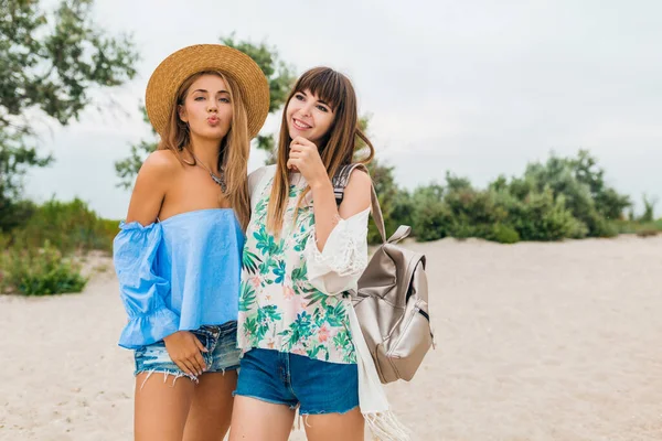 Deux Jolies Femmes Souriantes Élégantes Vacances Tripiques Été Les Amis — Photo