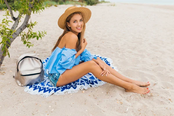 Elegante Bela Mulher Sorridente Sentado Areia Com Pernas Magras Férias — Fotografia de Stock