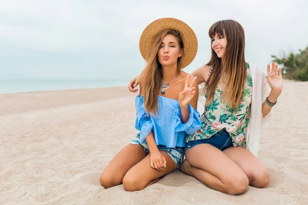 Stilvolle Hübsche Frauen Sommerurlaub Tropischen Strand Bohème Stil Freunde Reisen — Stockfoto