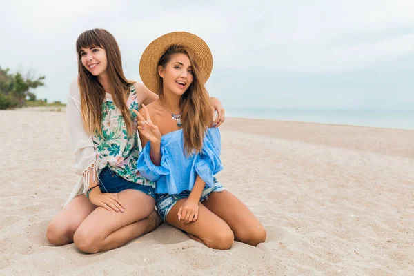 Dvě Stylové Krásné Usměvavé Ženy Sedící Písku Letních Prázdninách Tropické — Stock fotografie