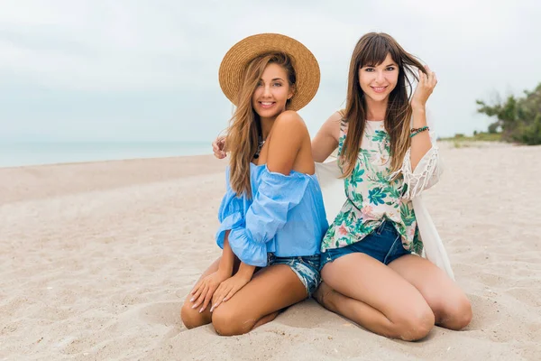 Stylové Krásné Ženy Letní Dovolené Tropické Pláži Bohémský Styl Přátelé — Stock fotografie