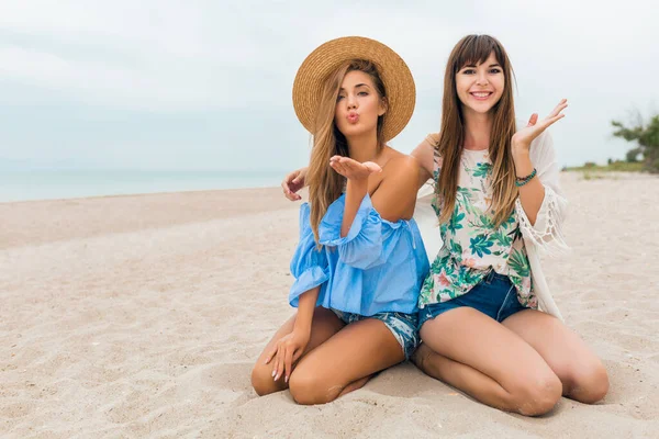 Stylische Hübsche Frauen Die Sommerurlaub Tropischen Strand Auf Sand Sitzen — Stockfoto