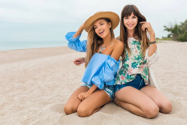 Mujeres Bonitas Con Estilo Las Vacaciones Verano Playa Tropical Estilo — Foto de Stock