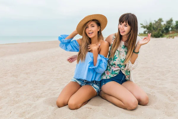 Dos Mujeres Con Estilo Bastante Sonriente Sentado Arena Las Vacaciones — Foto de Stock