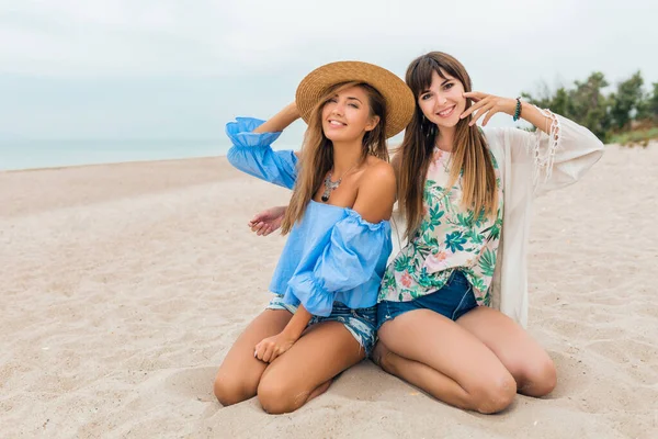 Mujeres Bonitas Con Estilo Las Vacaciones Verano Playa Tropical Estilo — Foto de Stock