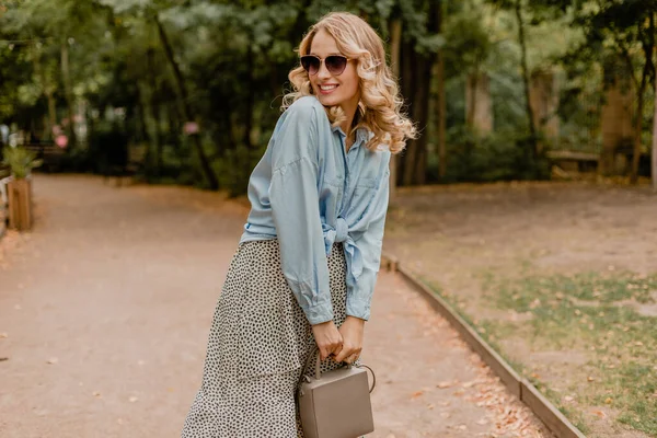 Atractiva Mujer Rubia Sonriente Caminando Parque Traje Verano Camisa Azul —  Fotos de Stock