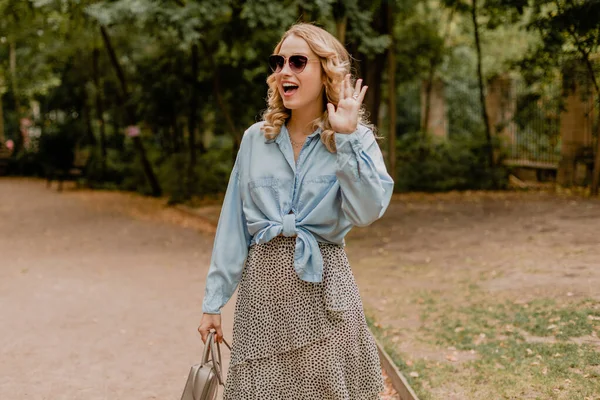 Atractiva Mujer Rubia Sonriente Saludando Mano Caminando Parque Traje Verano —  Fotos de Stock