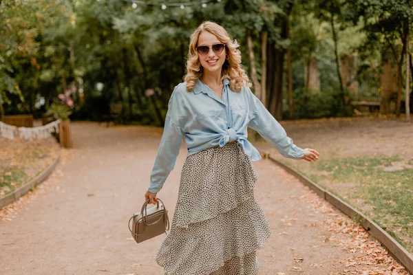 Mulher Sorrindo Loira Atraente Andando Parque Roupa Verão Camisa Azul — Fotografia de Stock