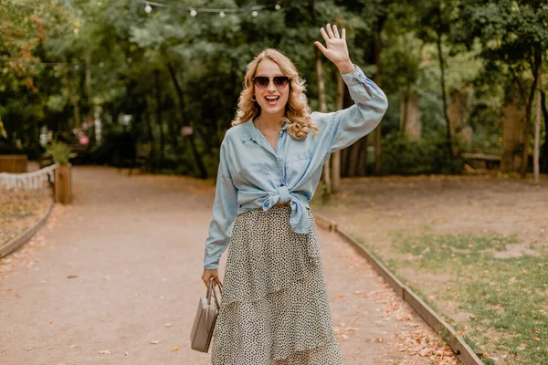 Atractiva Mujer Rubia Sonriente Caminando Parque Traje Verano Camisa Azul —  Fotos de Stock