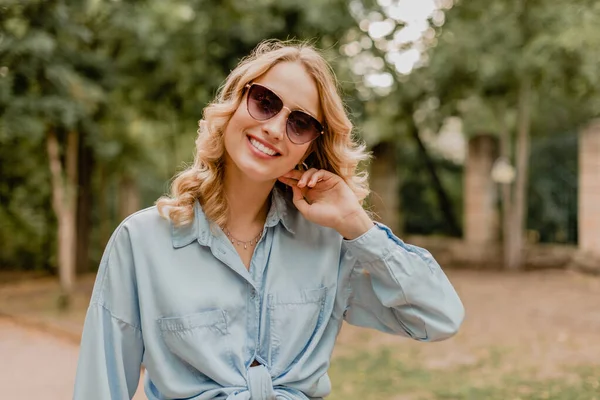 Attractive Blond Smiling Woman Walking Park Stylish Outfit Blue Shirt — Stock Photo, Image