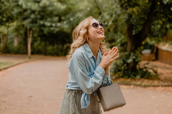 Atraktivní Blond Usmívající Žena Kráčející Parku Letním Oblečení Modrá Košile — Stock fotografie