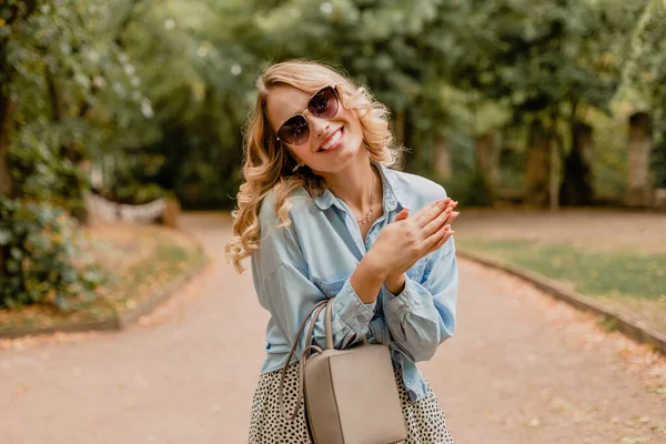 Atraktivní Blond Usmívající Žena Kráčející Parku Stylovém Oblečení Modrá Košile — Stock fotografie