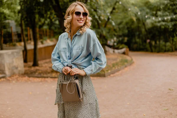 Attraktiv Blond Leende Kvinna Promenader Parken Sommar Outfit Blå Skjorta — Stockfoto