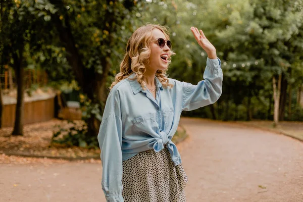 Attraktiv Blond Leende Kvinna Viftande Hand Hej Promenader Parken Sommar — Stockfoto