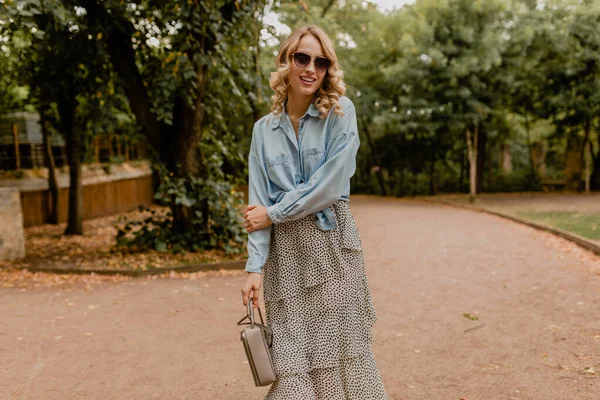 Attraktiv Blond Leende Kvinna Promenader Parken Sommar Outfit Blå Skjorta — Stockfoto