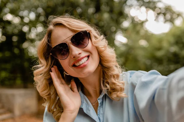 Atraente Loira Sorrindo Dentes Brancos Mulher Andando Parque Roupa Verão — Fotografia de Stock