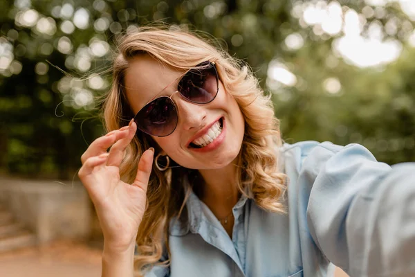 Attraktiv Blond Leende Kvinna Promenader Parken Sommar Outfit Blå Skjorta — Stockfoto