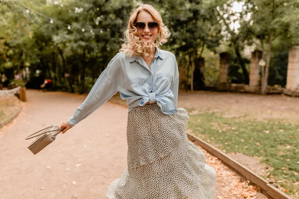 Atractiva Rubia Riéndose Cándida Mujer Caminando Parque Elegante Traje Azul —  Fotos de Stock