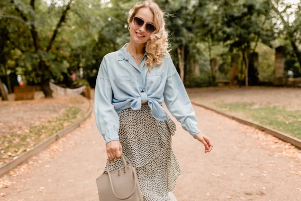 Aantrekkelijke Blonde Glimlachende Vrouw Wandelen Het Park Zomer Outfit Blauw — Stockfoto