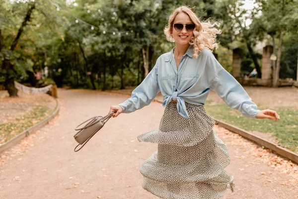 Ελκυστική Ξανθιά Χαμογελαστή Γυναίκα Που Περπατά Στο Πάρκο Καλοκαίρι Στολή — Φωτογραφία Αρχείου