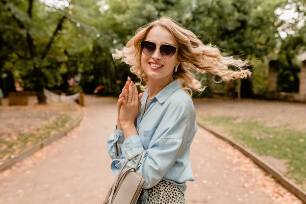 Attraktiv Blond Leende Uppriktig Kvinna Promenader Parken Sommar Outfit Blå — Stockfoto