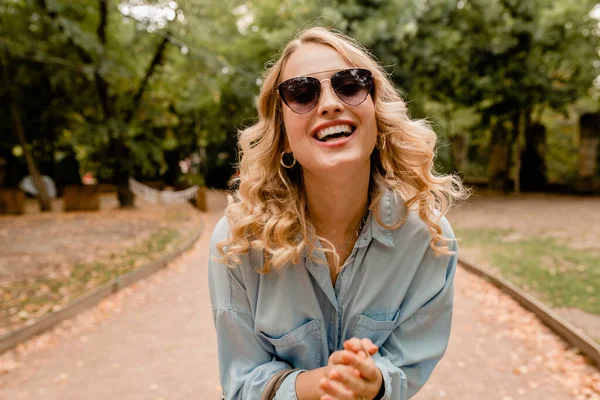 Atraktivní Blond Usměvavá Upřímná Žena Kráčející Parku Letním Oblečení Modrá — Stock fotografie