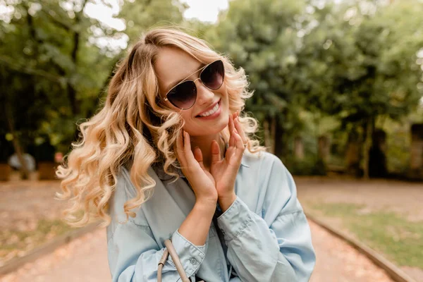 Attraktiv Blond Skrattande Uppriktig Kvinna Promenader Parken Snygg Outfit Blå — Stockfoto