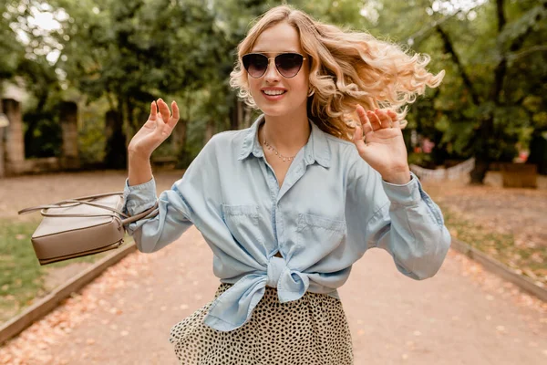 Atraente Loira Rindo Mulher Franca Andando Parque Roupa Elegante Camisa — Fotografia de Stock