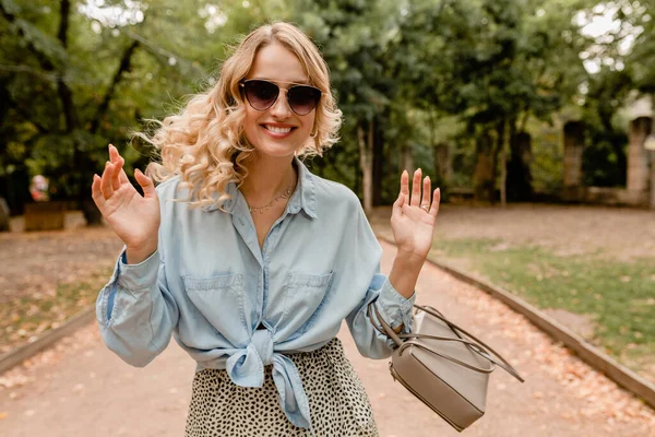 Привлекательная Блондинка Смеется Искренняя Женщина Гуляющая Парке Стильной Форме Голубой — стоковое фото