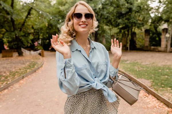 Élégant Blond Femme Marche Dans Rue Parc Été Mode — Photo