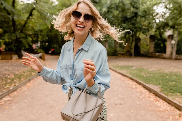 Atractiva Rubia Sonriente Mujer Franca Agitando Pelo Largo Divirtiéndose Caminando —  Fotos de Stock