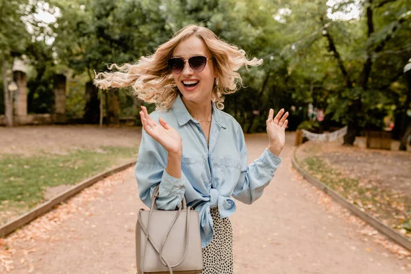 Atractiva Rubia Sonriente Mujer Franca Agitando Pelo Largo Divirtiéndose Caminando —  Fotos de Stock