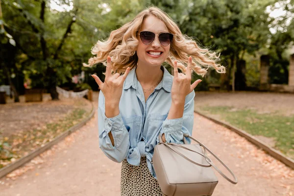 Atraktivní Blond Smějící Upřímná Žena Kráčející Parku Stylovém Oblečení Modrá — Stock fotografie
